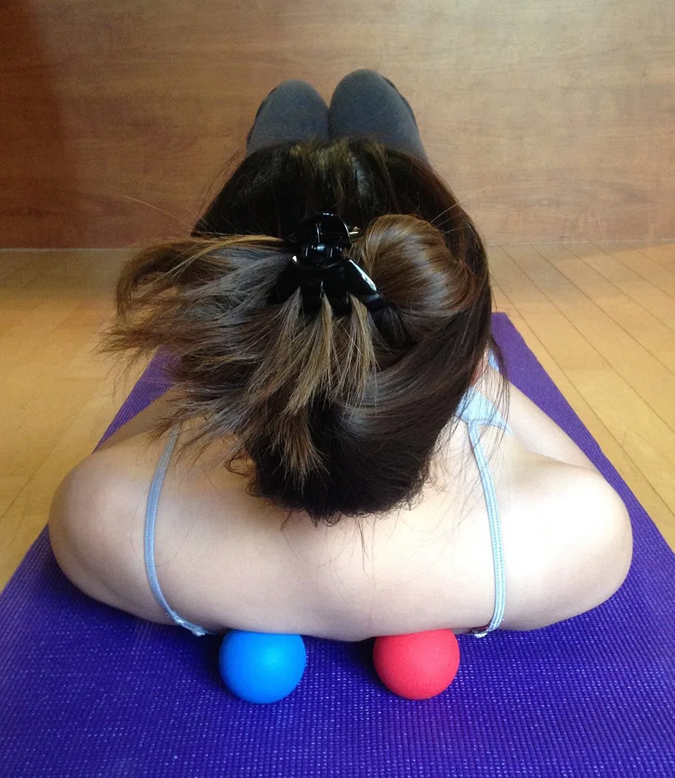 Kieba - Bola de lacrosse para masaje de liberación miofascial, terapia de puntos de gatillo, contracturas musculares y yoga Juego de 2 bolas firmes. - SM-0700, Azul y rojo